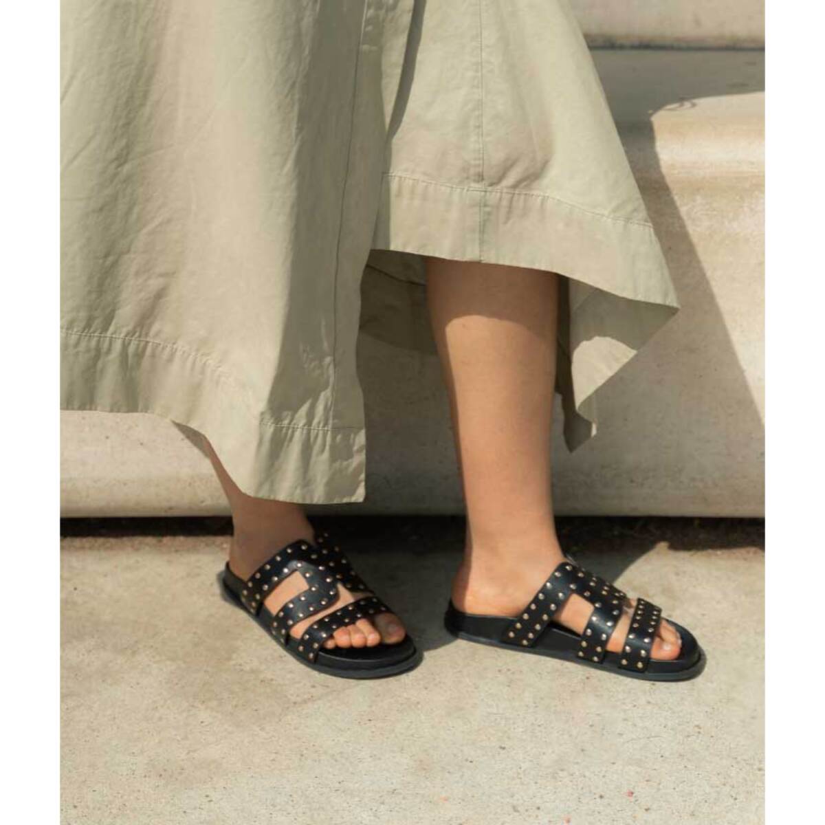 Sandalias planas negras con tachas