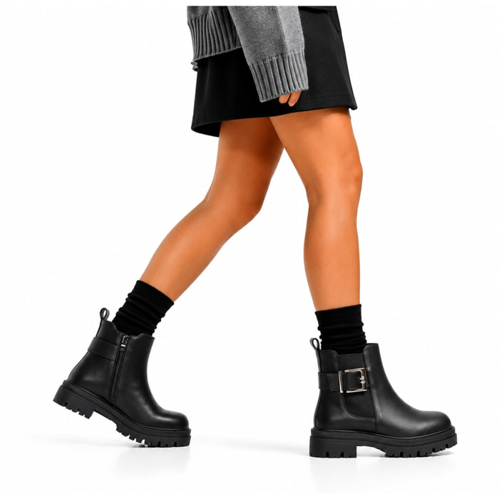 Stivaletto in simil pelle con elastico laterale e fibbia dorata
