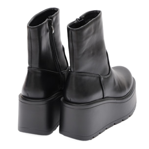 Stivaletto in simil pelle con zeppa