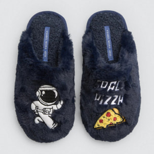 Ciabatte con i capelli da astronauta e pizza