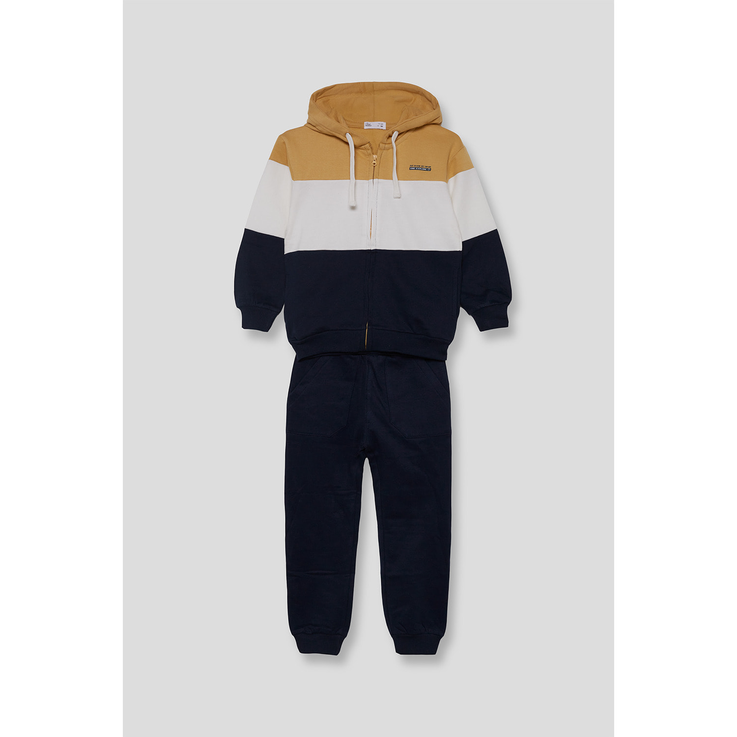 Conjunto niño sudadera con capucha mostaza, crudo y marino y pantalón jogger, franjas anchas y cremallera | Color: Marino | Street Monkey