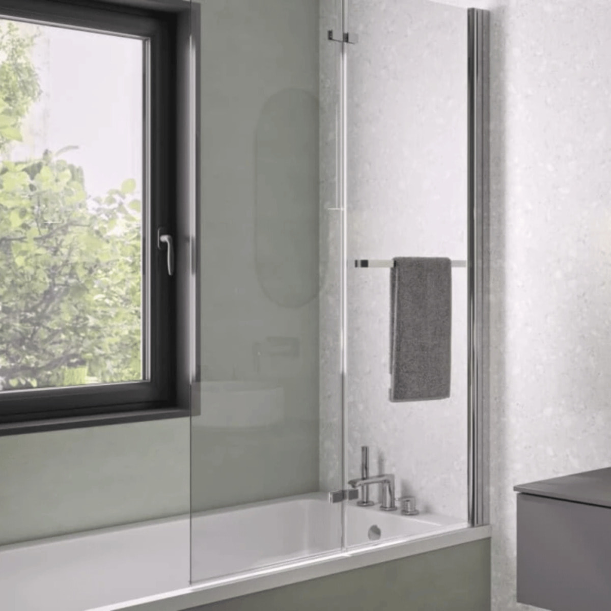 Pare bain relevable et pivotant 110x150cm KINEDO Columba 2 réversible à 2 volets avec porte serviette chromé