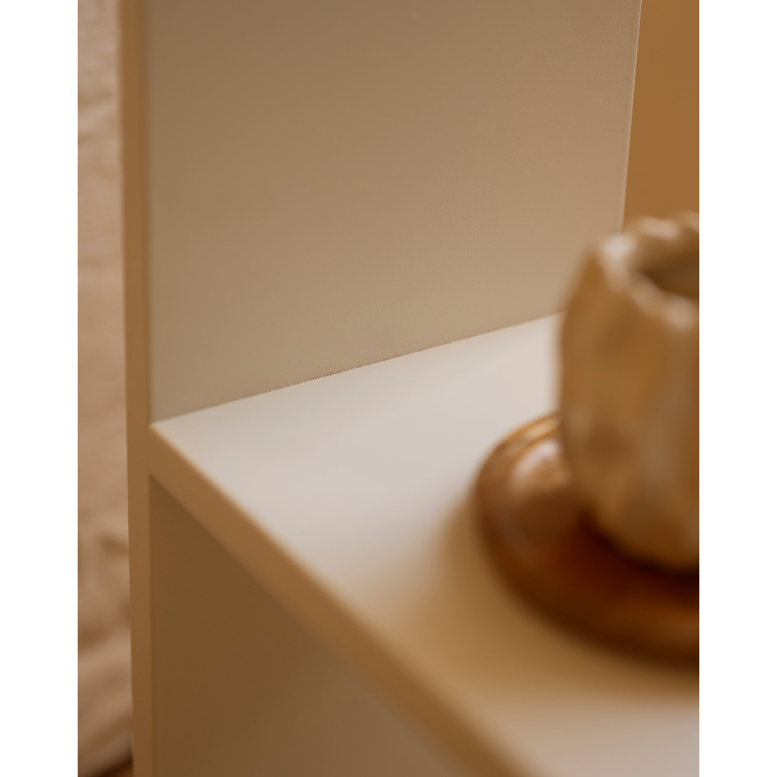 Mobilier d'appoint en bois laqué ton beige avec 1 séparateur Hauteur: 38 Longueur: 80 Largeur: 20