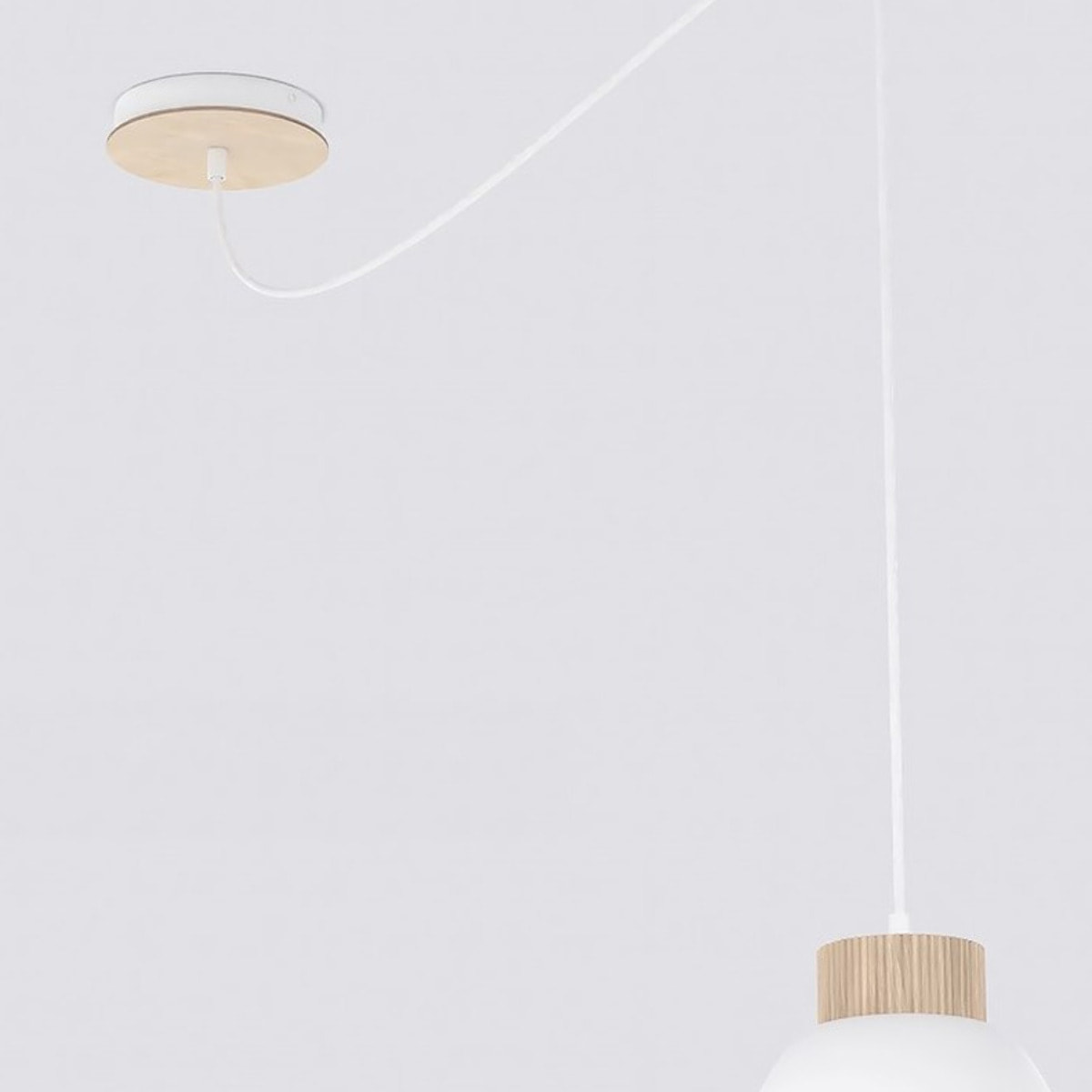 Lampada a sospensione KRU in acciaio bianco opaco e legno