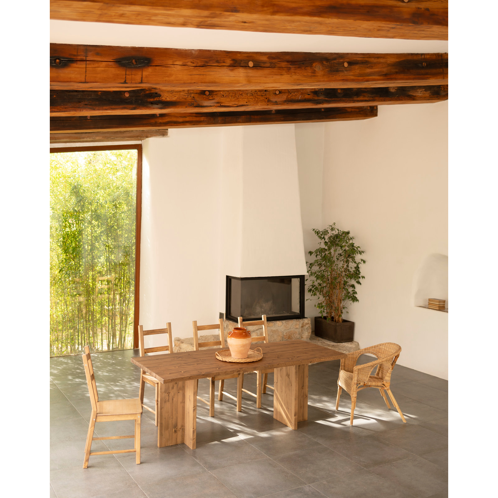 Table à manger en bois massif ton chêne foncé en différentes tailles