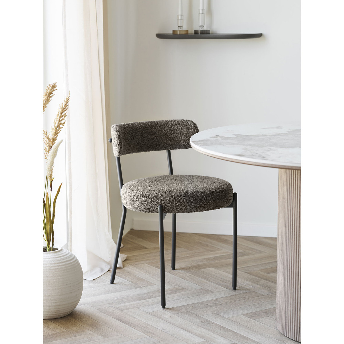 Set 2 sedie da pranzo Badalona in bouclé marrone con gambe nere 49x57x72 cm