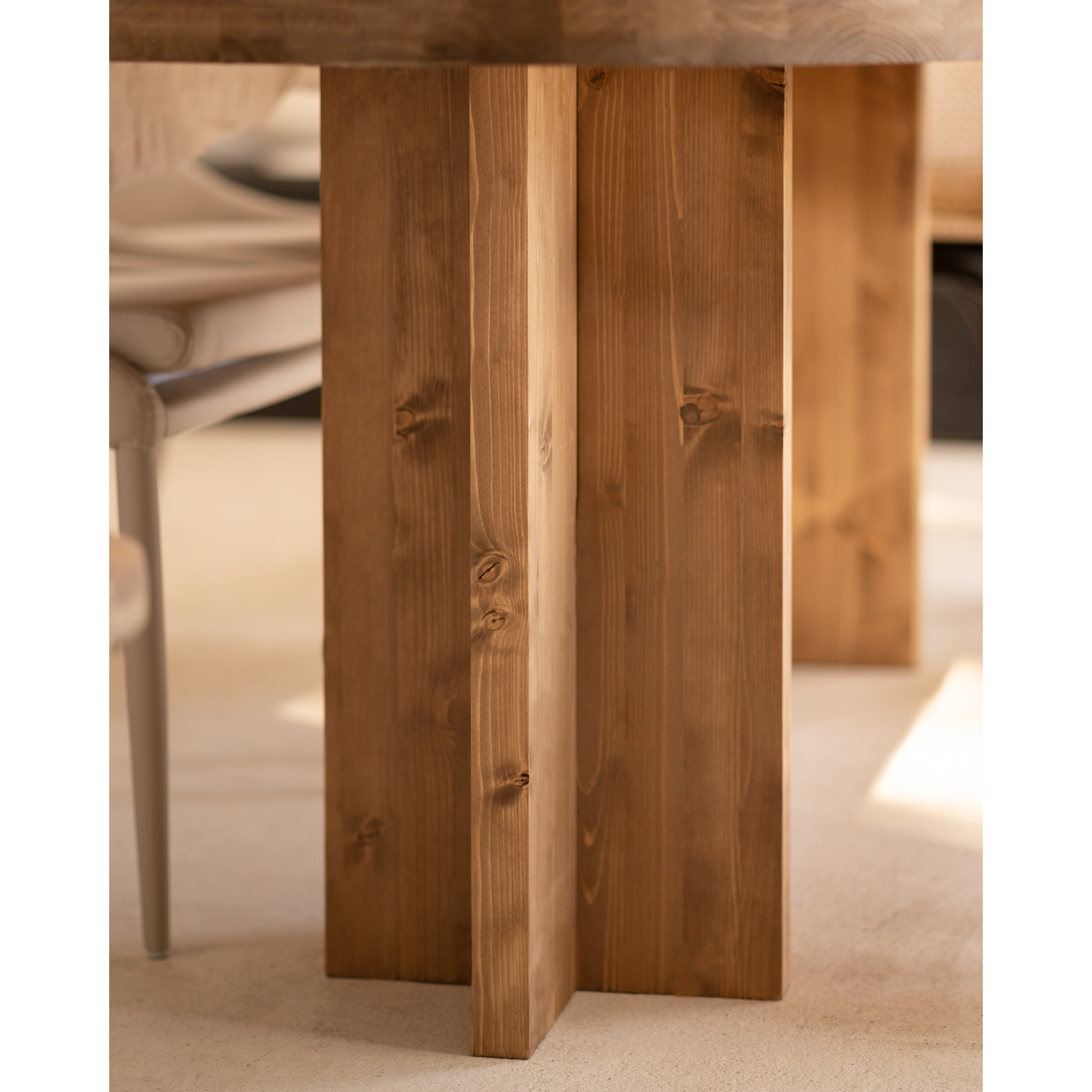 Mesa de comedor de madera maciza ovalada en tono roble oscuro de varias medidas