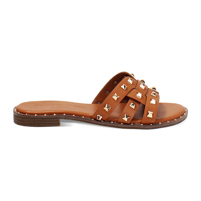 Sandali bassi donna cognac con borchie oro