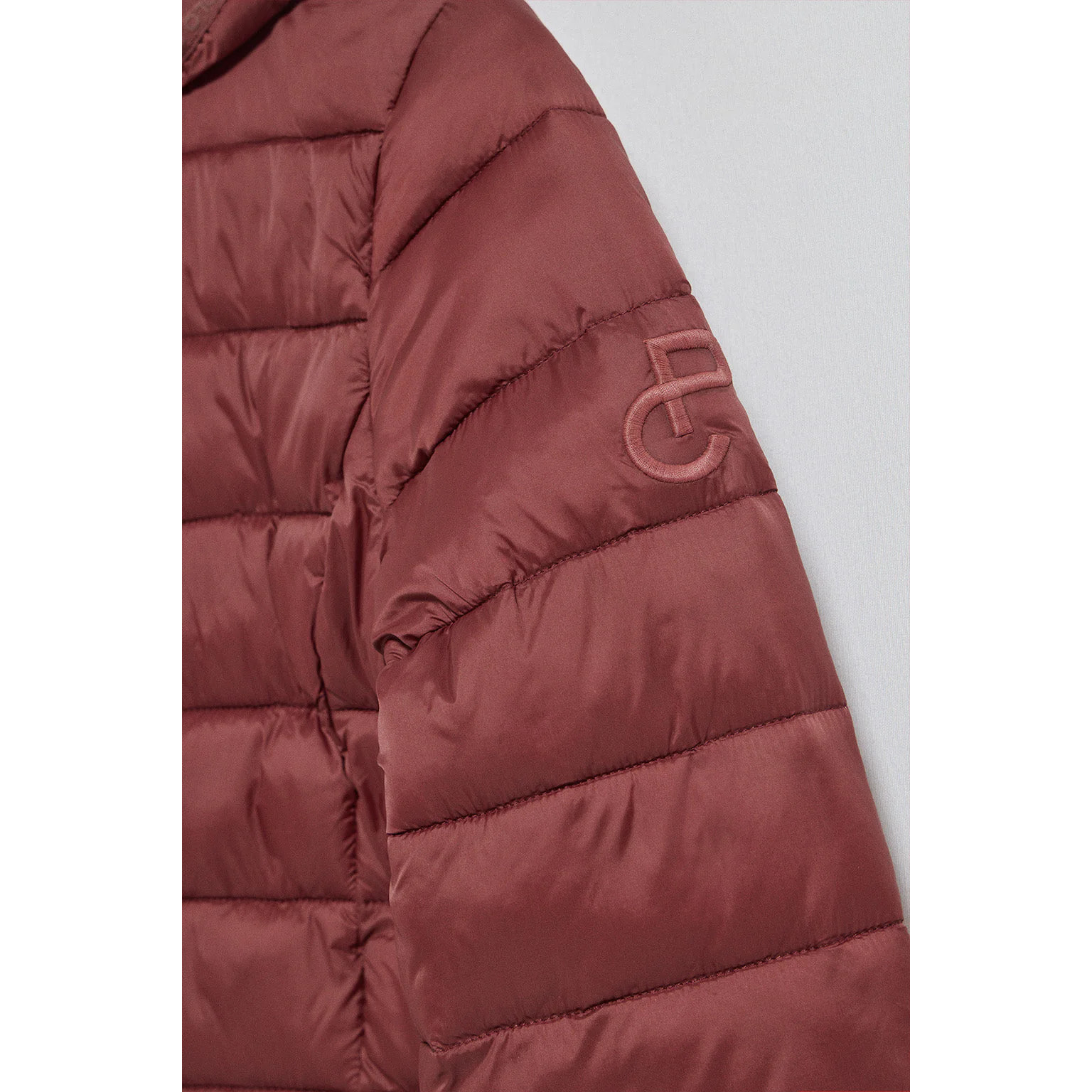 Giacca ultralight granato Cintia con cappuccio rimovibile e ricamo PC