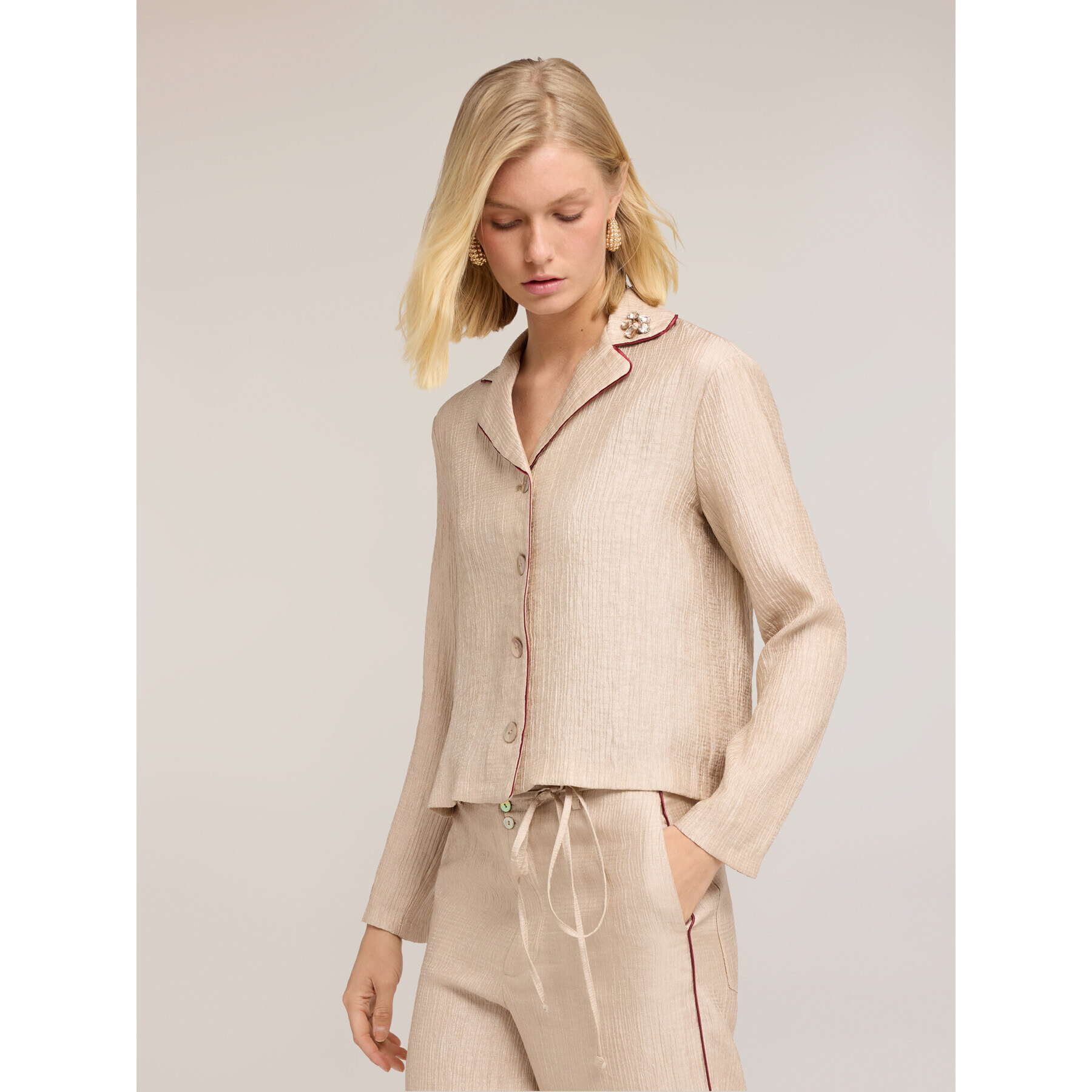 Motivi - Camicia in crépon con applicazione gioiello - Beige