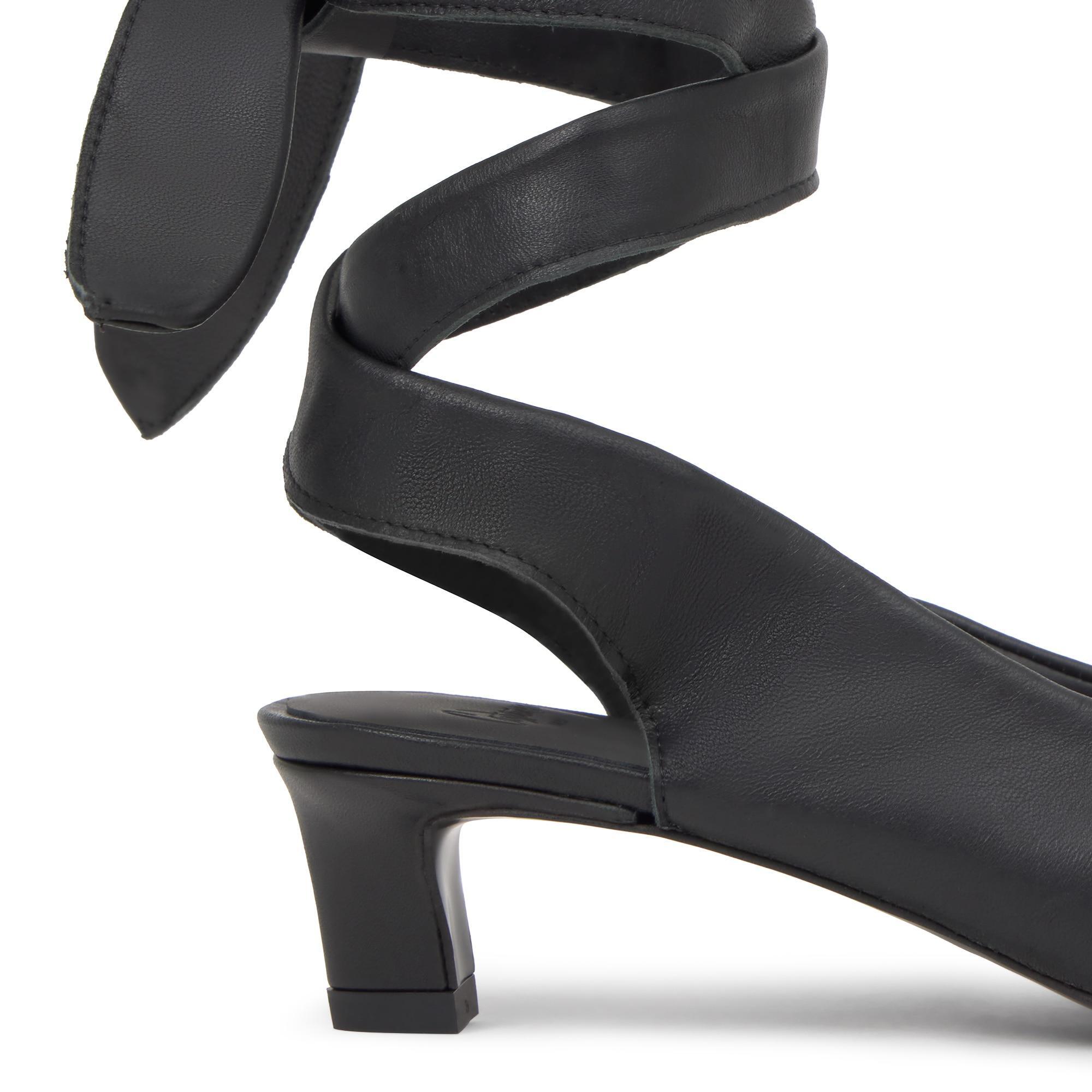 Zapato tacón destalonado Ada en napa con cierre de cintas