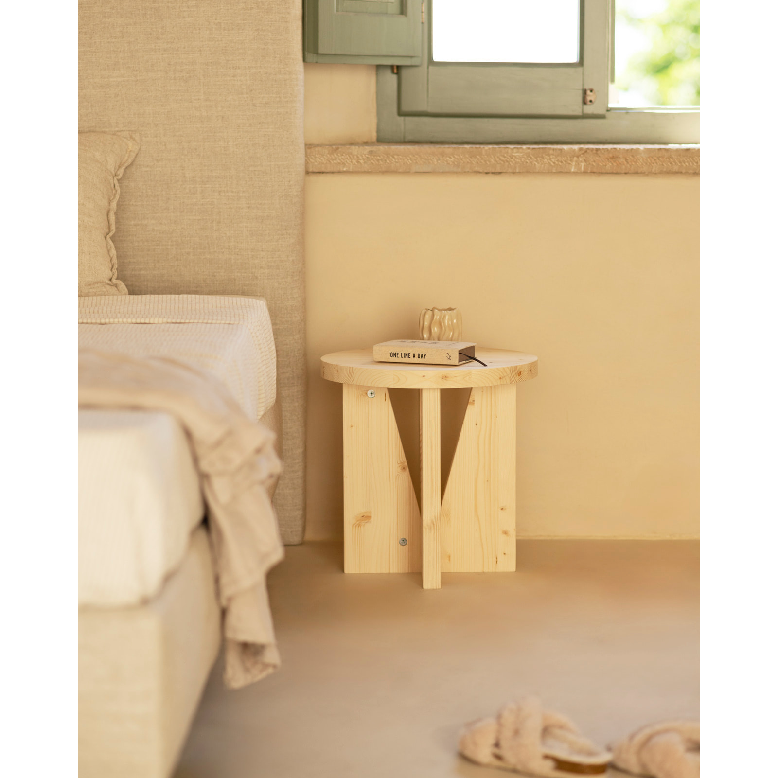 Mesita de noche de madera maciza en tono natural de 40x40cm Alto: 40 Largo: 40 Ancho: 40