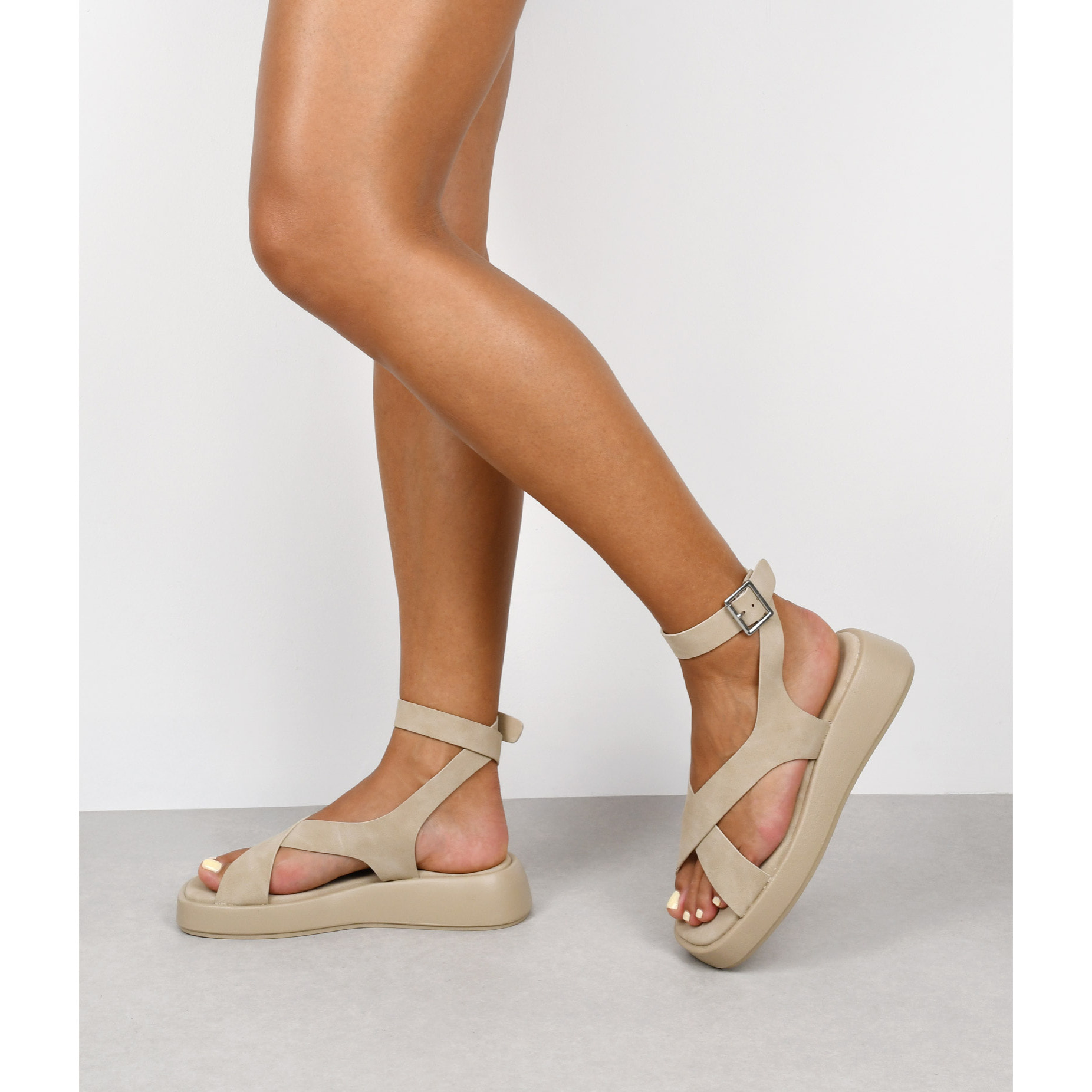 Sandalias de plataforma arena con hebilla