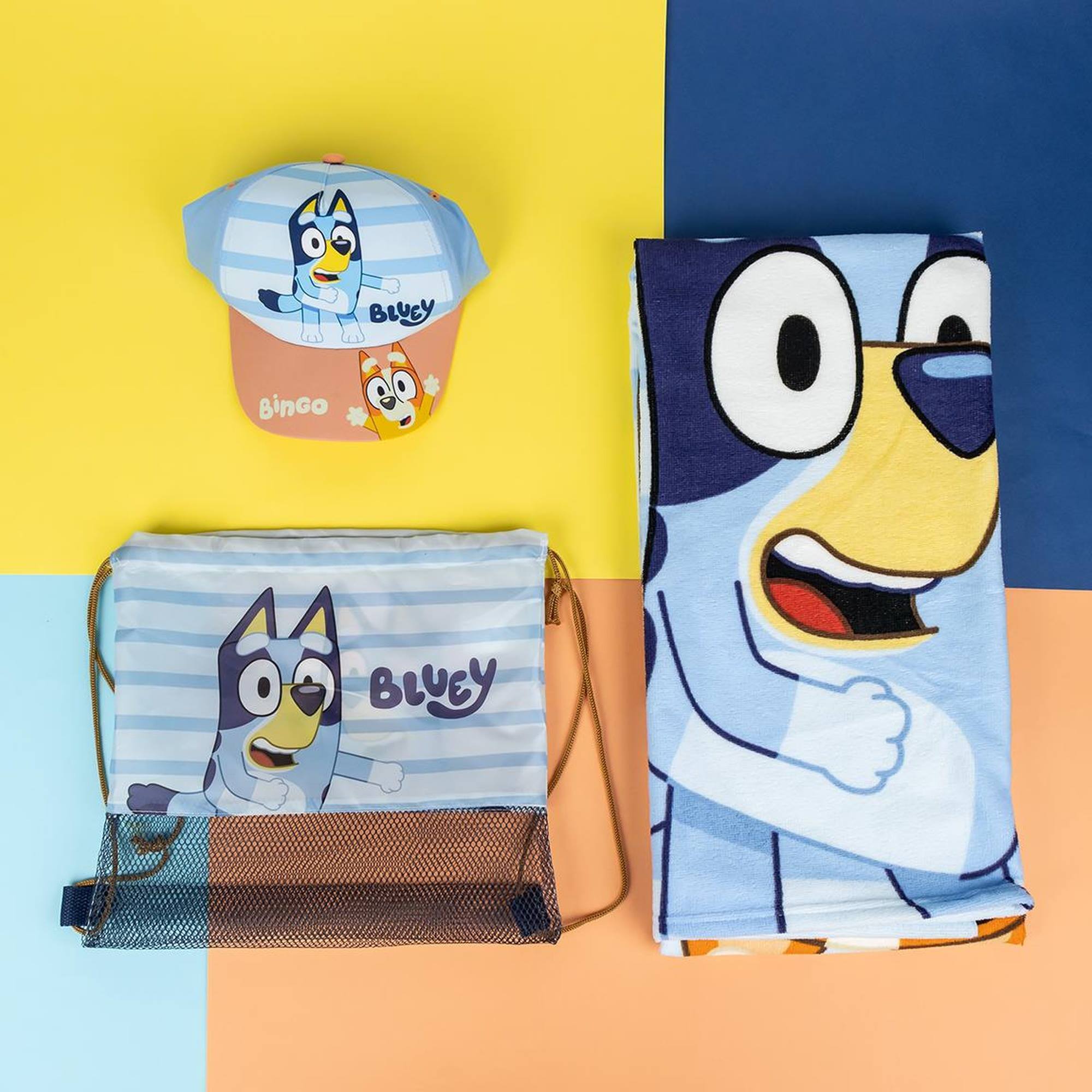 Set infantil de bluey - color azul y marrón - incluye saquito de tela, toalla y gorra - estampado de bluey y bingo