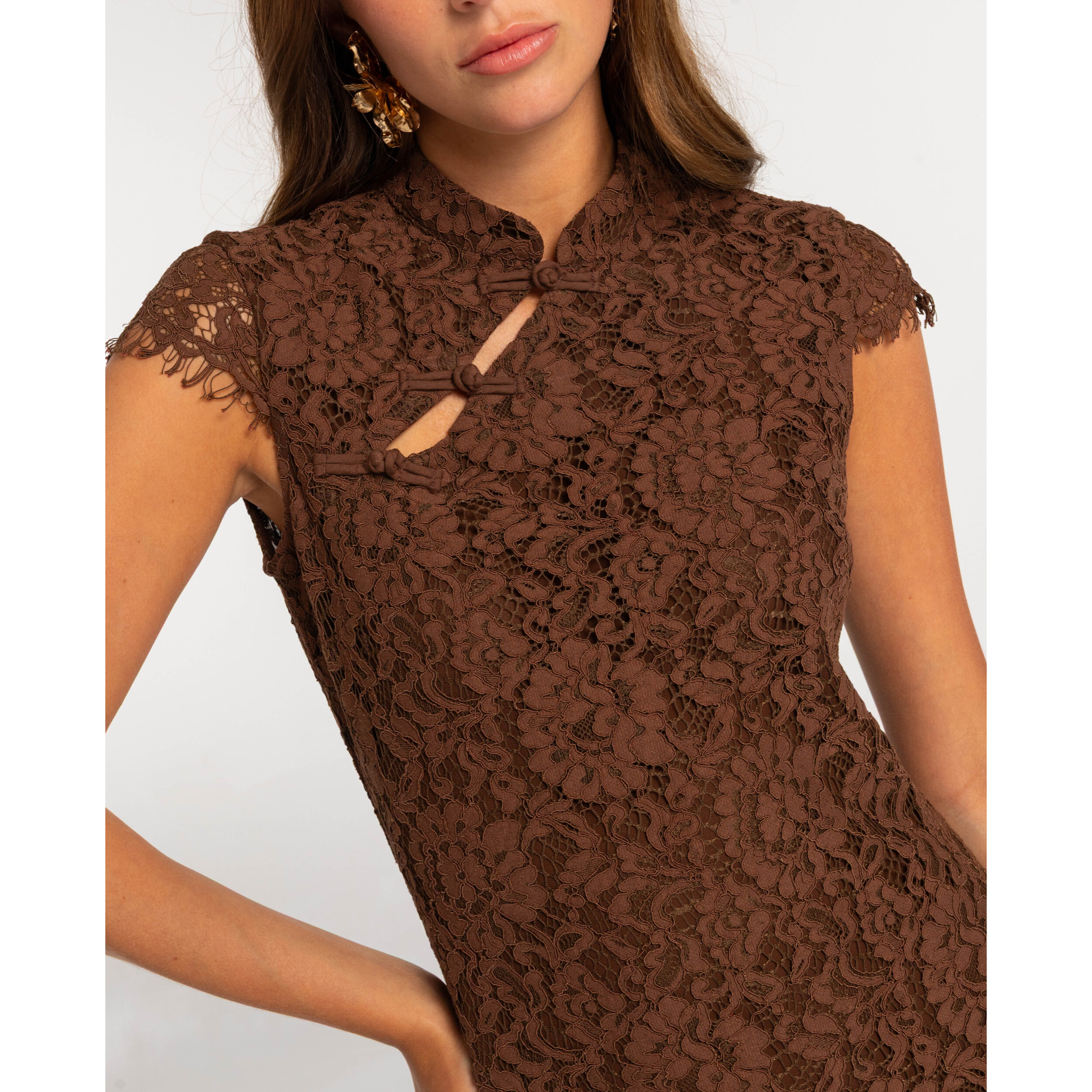 Vestido midi de encaje con cuello mao