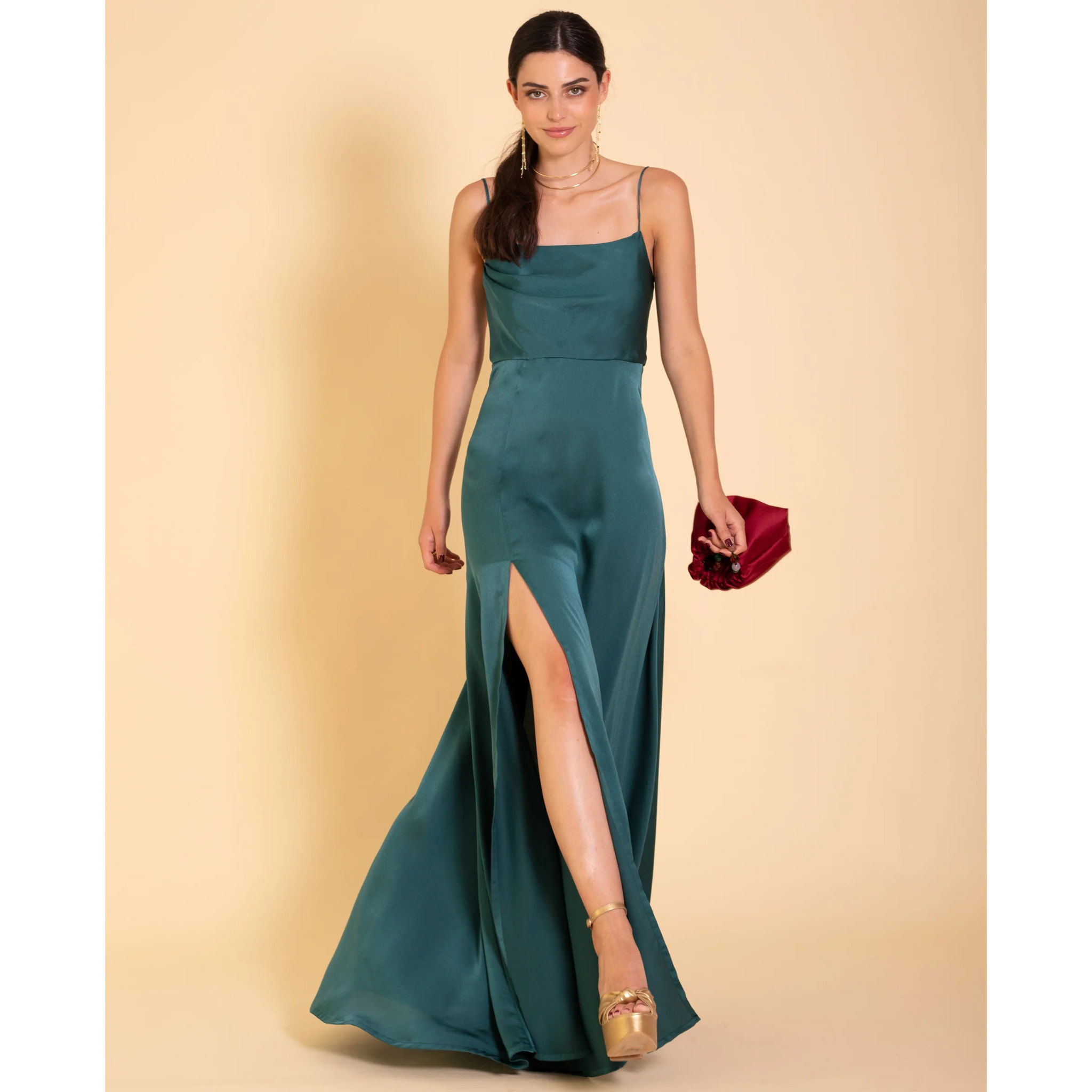 Vestido largo escote recto con abertura