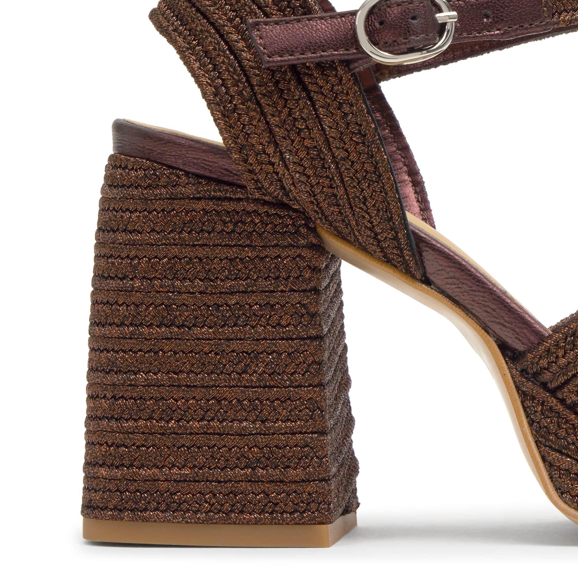 Sandalia valle tacón 10 cm con trenzado metalizado artesanal