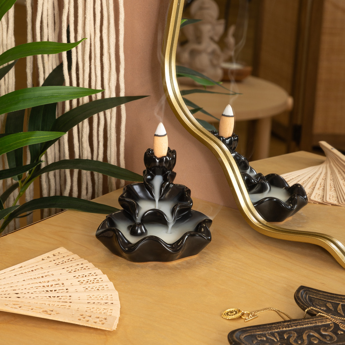 Fontaine porte-encens Iloe avec lot de 10 cônes d'encens support céramique noir