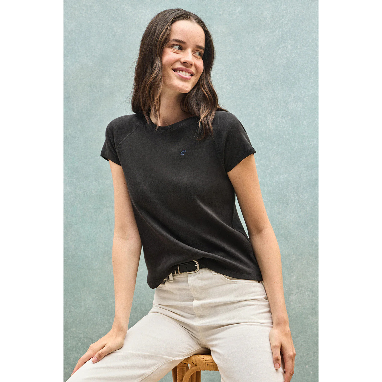 Camiseta negra Hesperia con monograma bordado