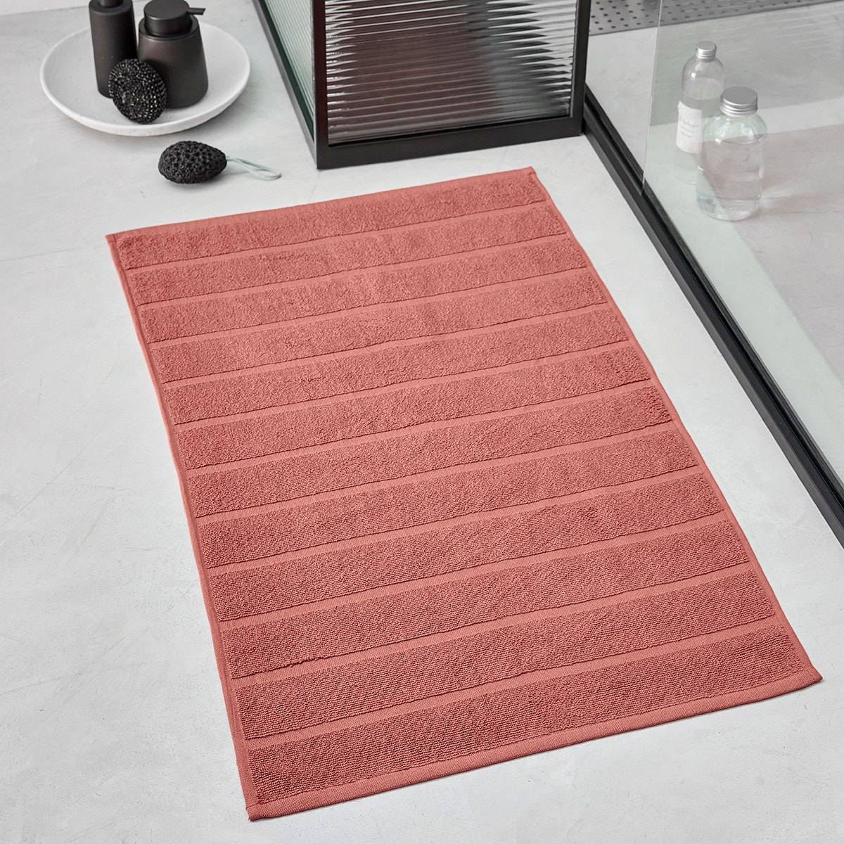 Tapis de bain uni ESSENTIAL rouge