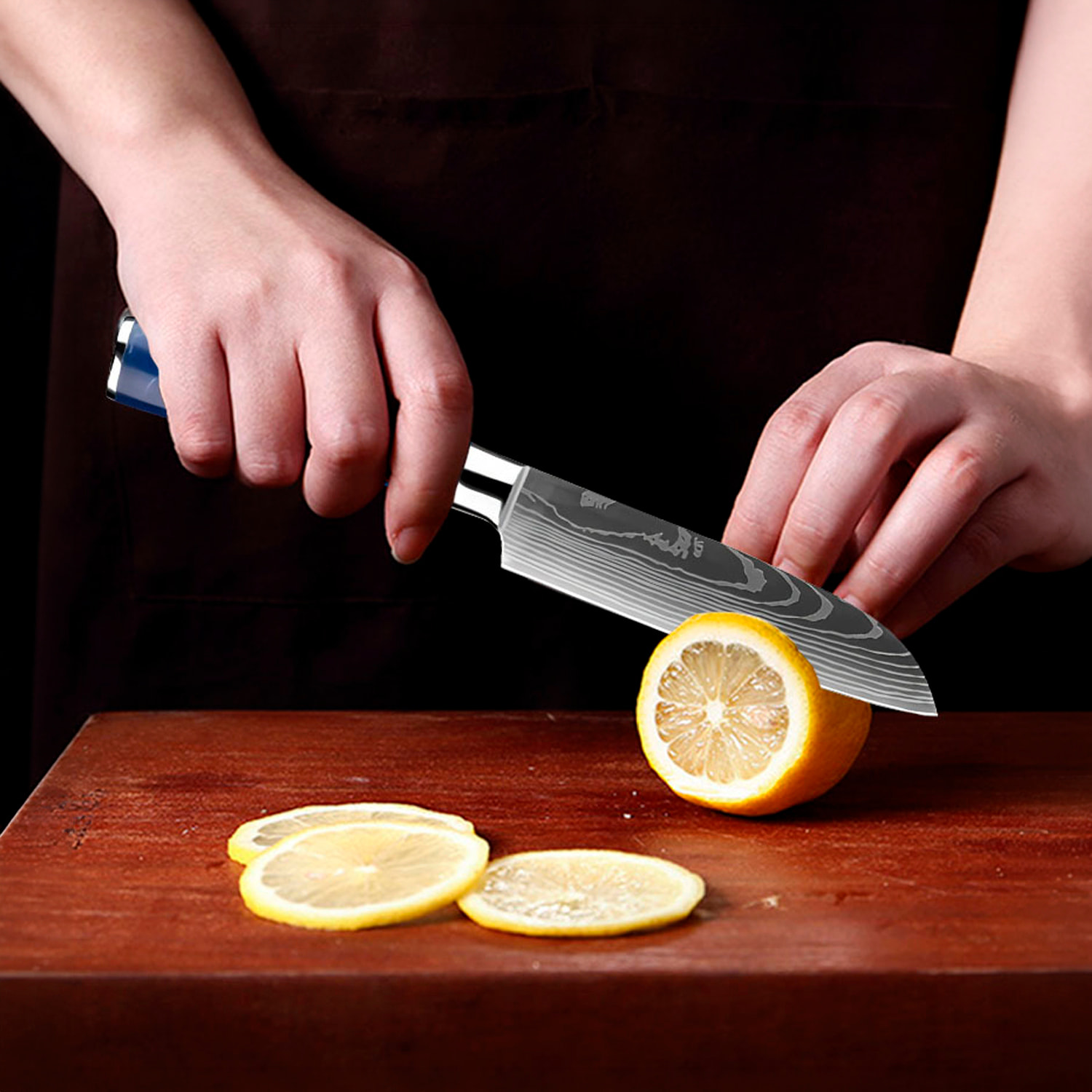 Set de cuchillos de chef con 6 piezas estilo Damasco con diseño elegante y mango ergonómico con extremos de acero.