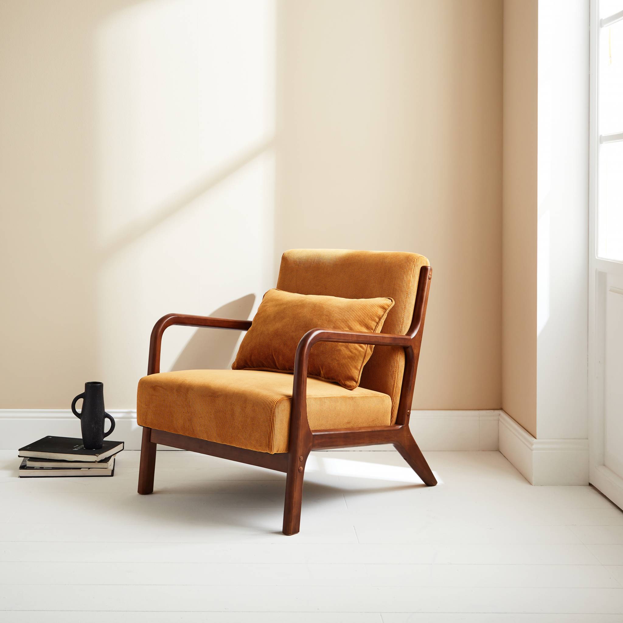 Fauteuil velours côtelé ocre. pieds bois d'hévéa teinté noyer clair. 1 place droit fixe. pieds compas scandinave. structure en bois solide