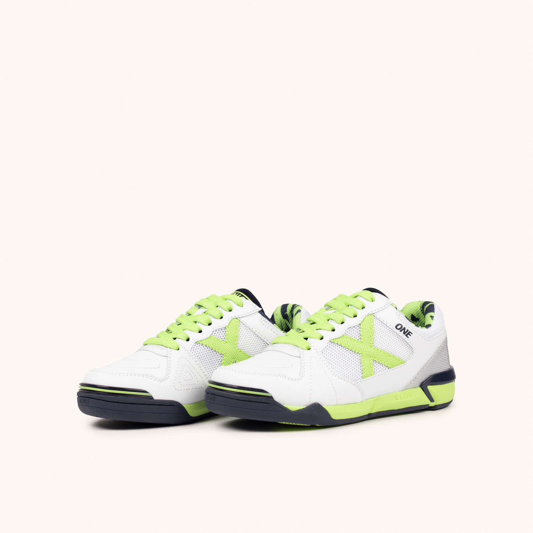 Zapatillas de fútbol sala para niños en blanco y verde flúor MUNICH ONE KID 77