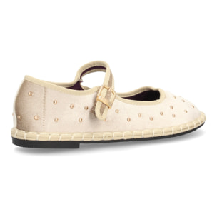 Merceditas planas con tachuelas metálicas.