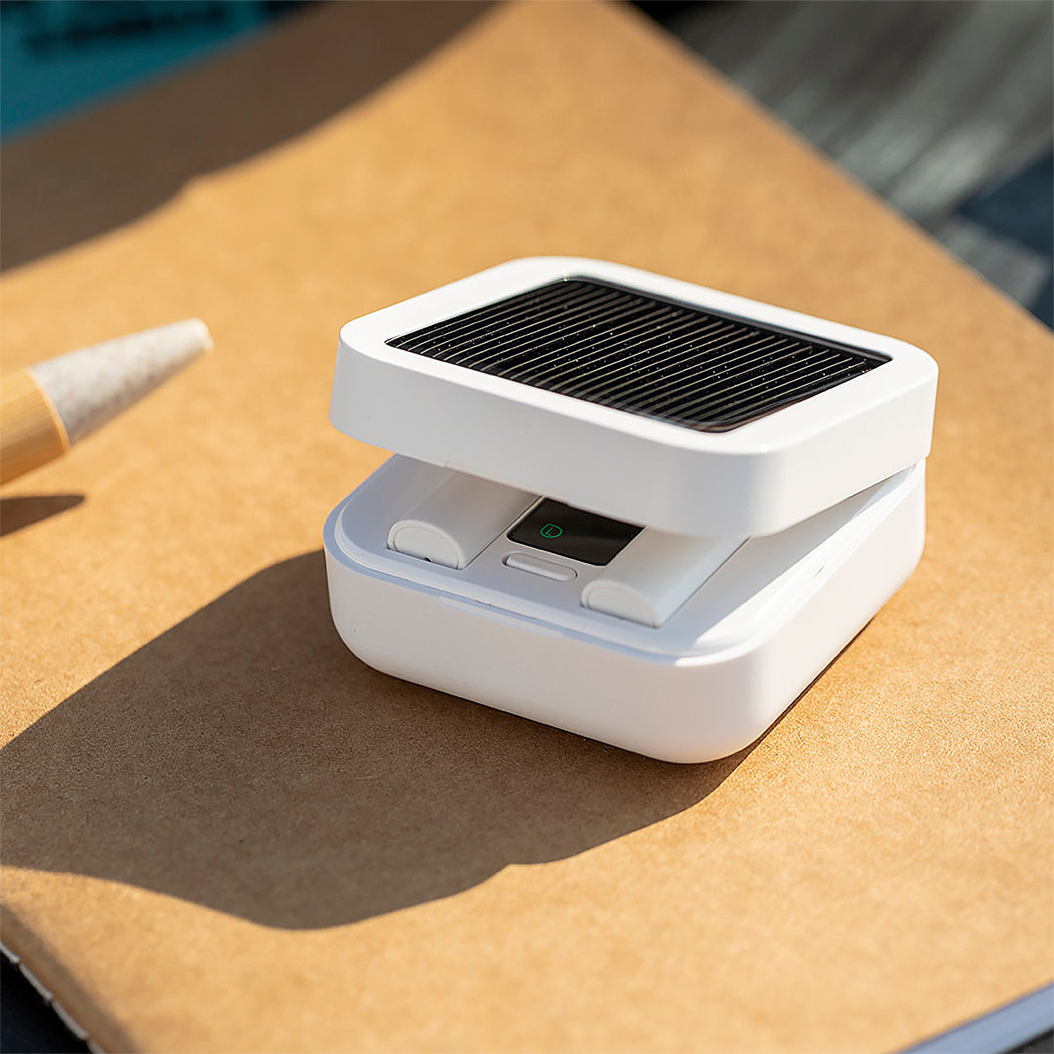 Connessione Bluetooth delle cuffie. Ricarica solare. Batteria 40 mAh/Base di ricarica 260 mAh