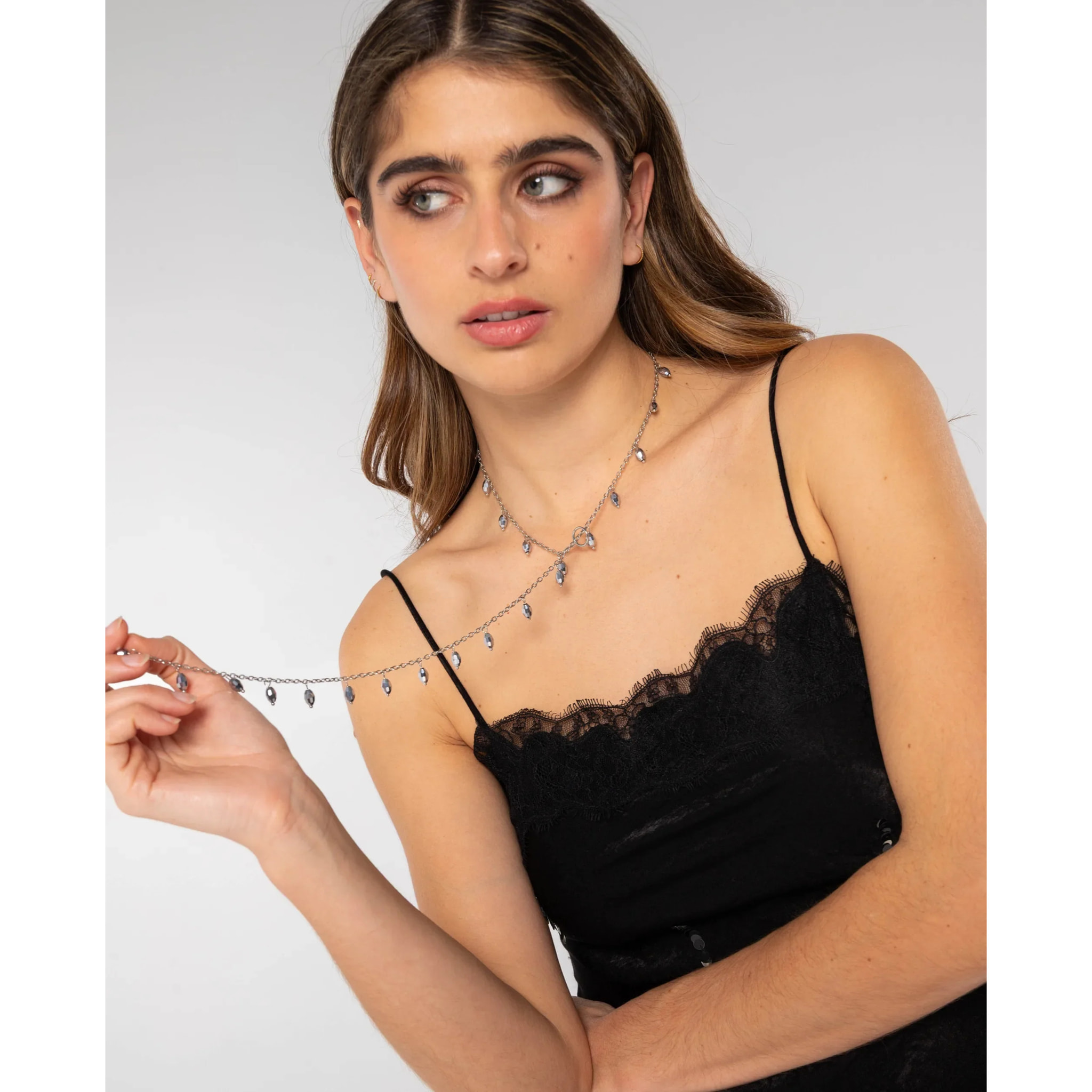 Collar largo con abalorios de mujer