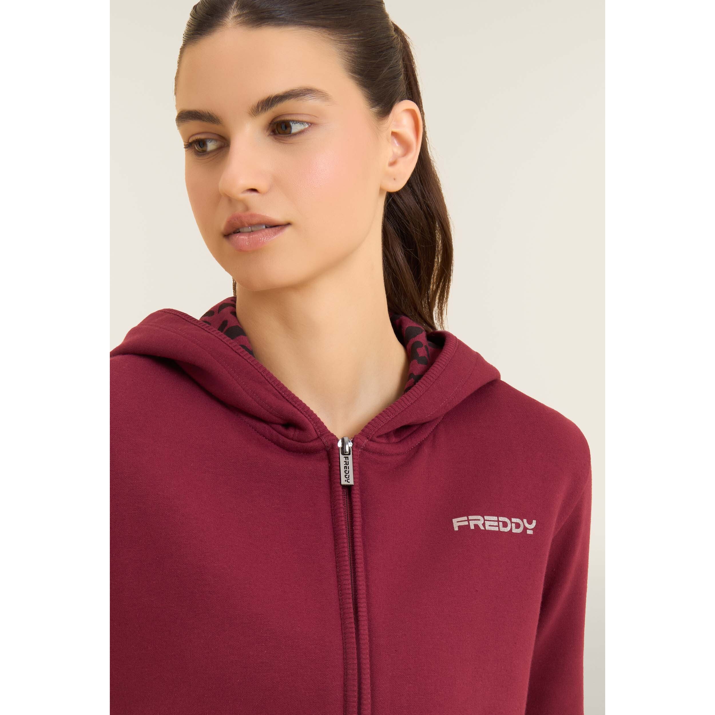 Tuta con interno cappuccio animalier e spacchi laterali