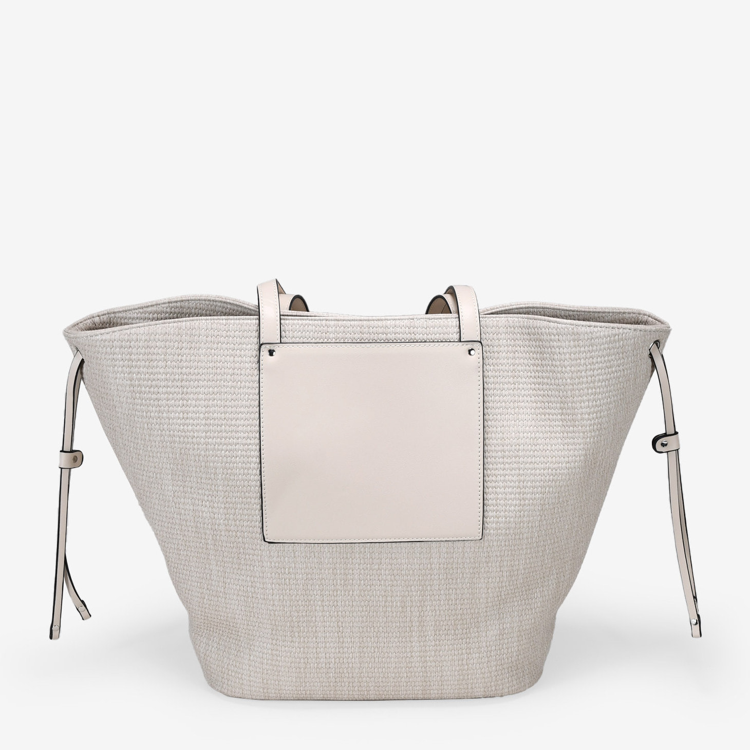 Bolso de hombro beige con tachas metálicas