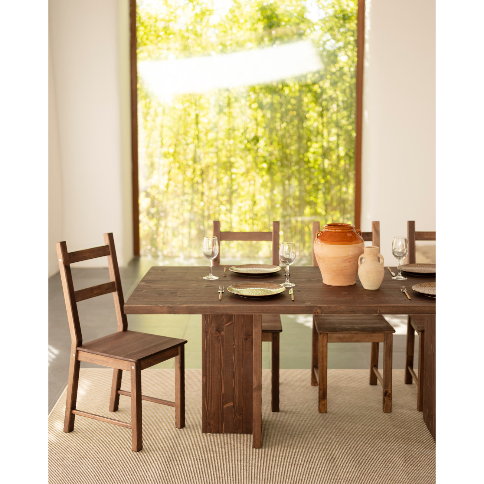 Table à manger en bois massif ton noyer en différentes tailles