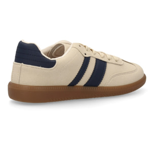 Zapatillas deportivas estilo retro casual.