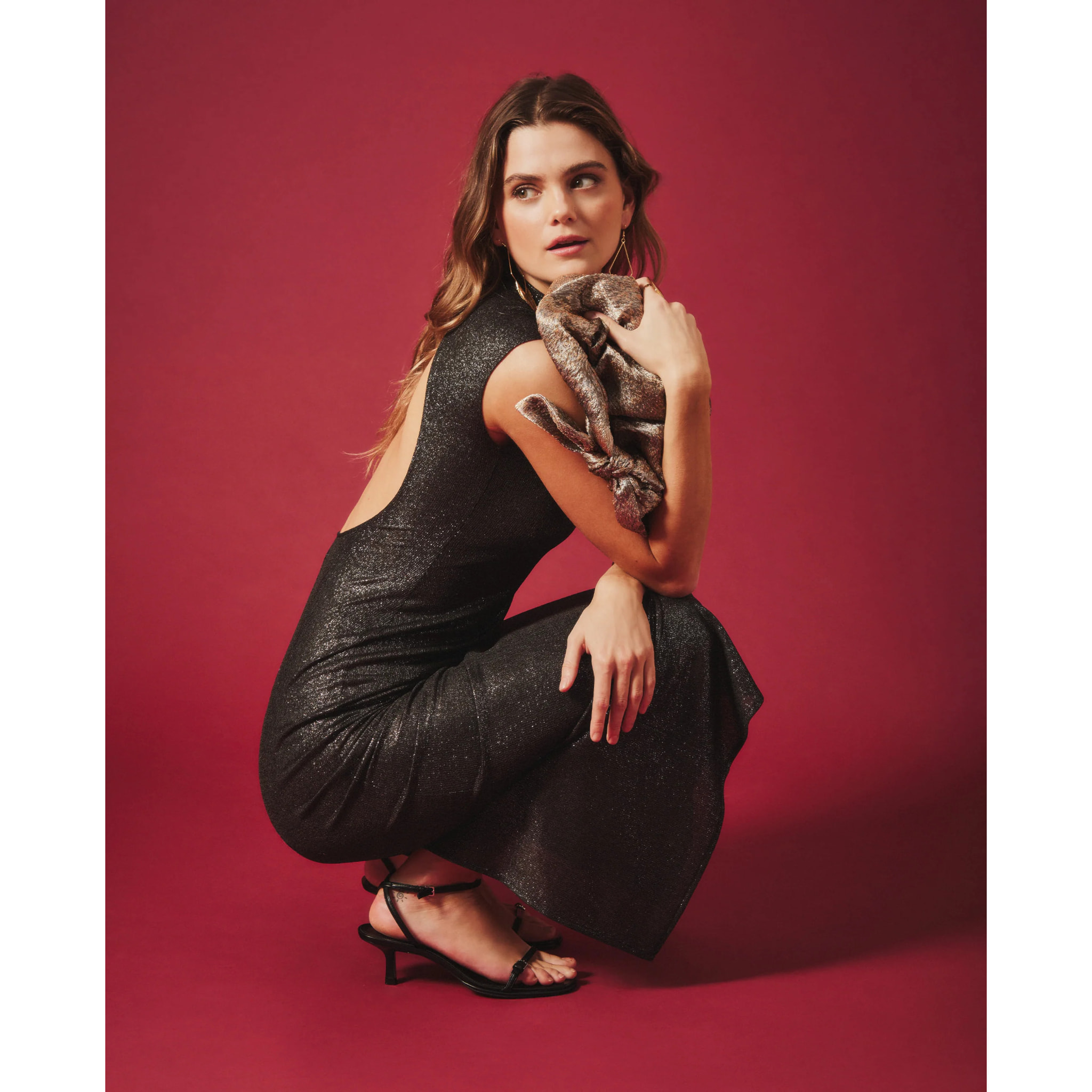 Vestido midi con brillo y espalda descubierta.