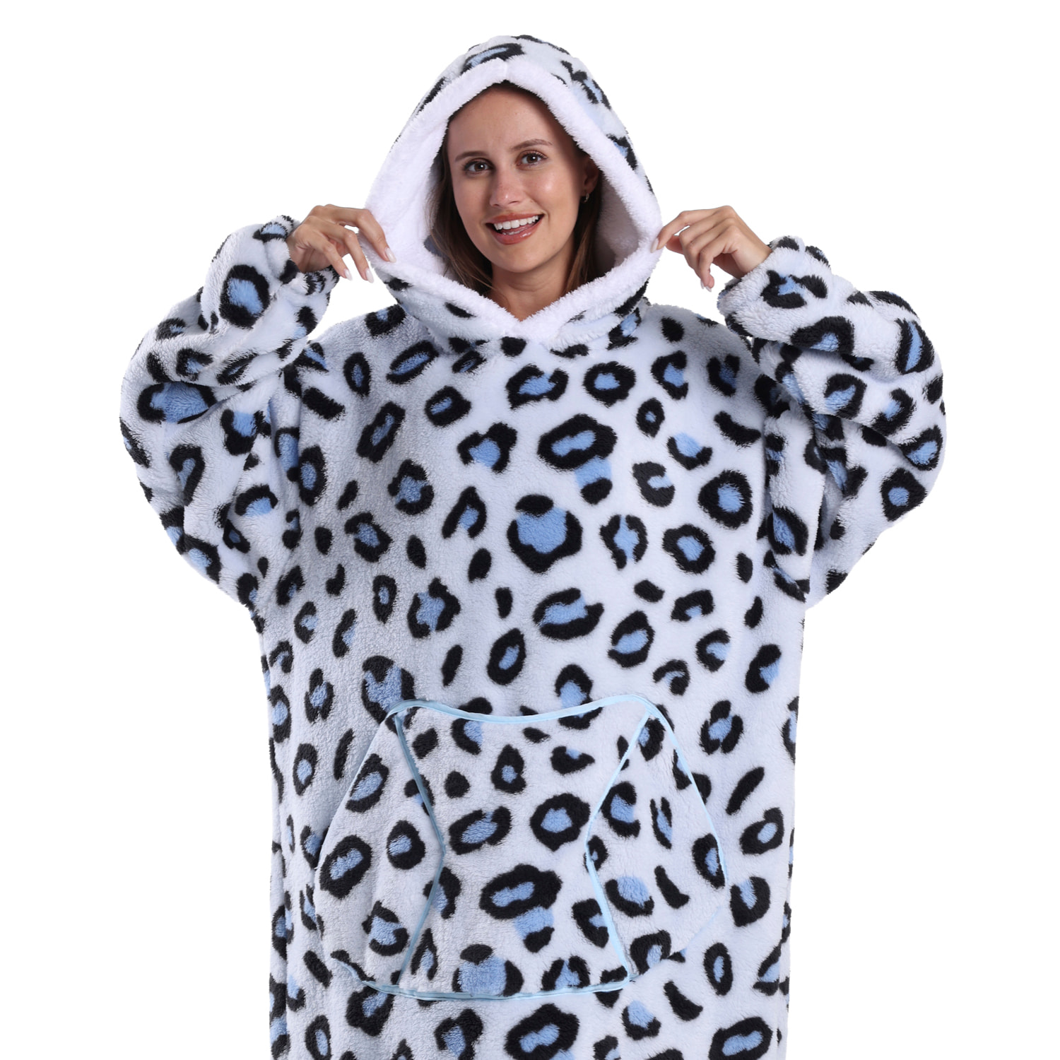 Bata estilo sudadera y manta de felpa extrasuave. Triple bolsillo frontal tipo canguro. Diseño leopardo blanco tipo corto.