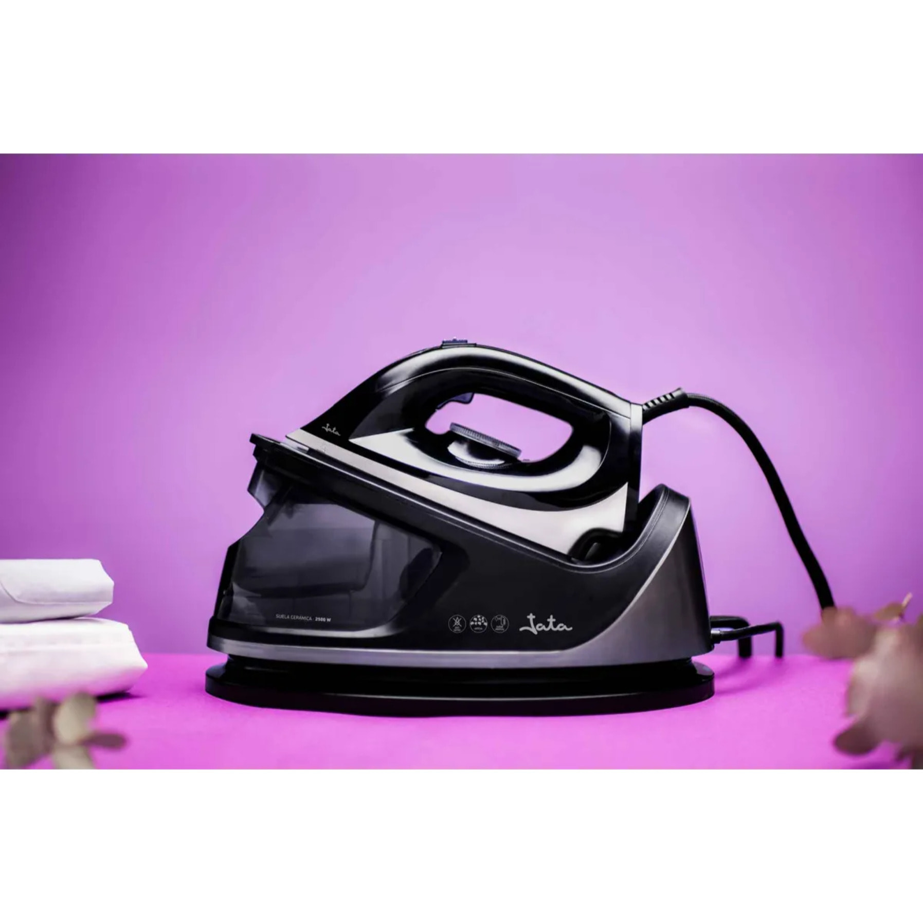 Centro de planchado JATA JECP8523 con plancha de suela cerámica. Vapor constante