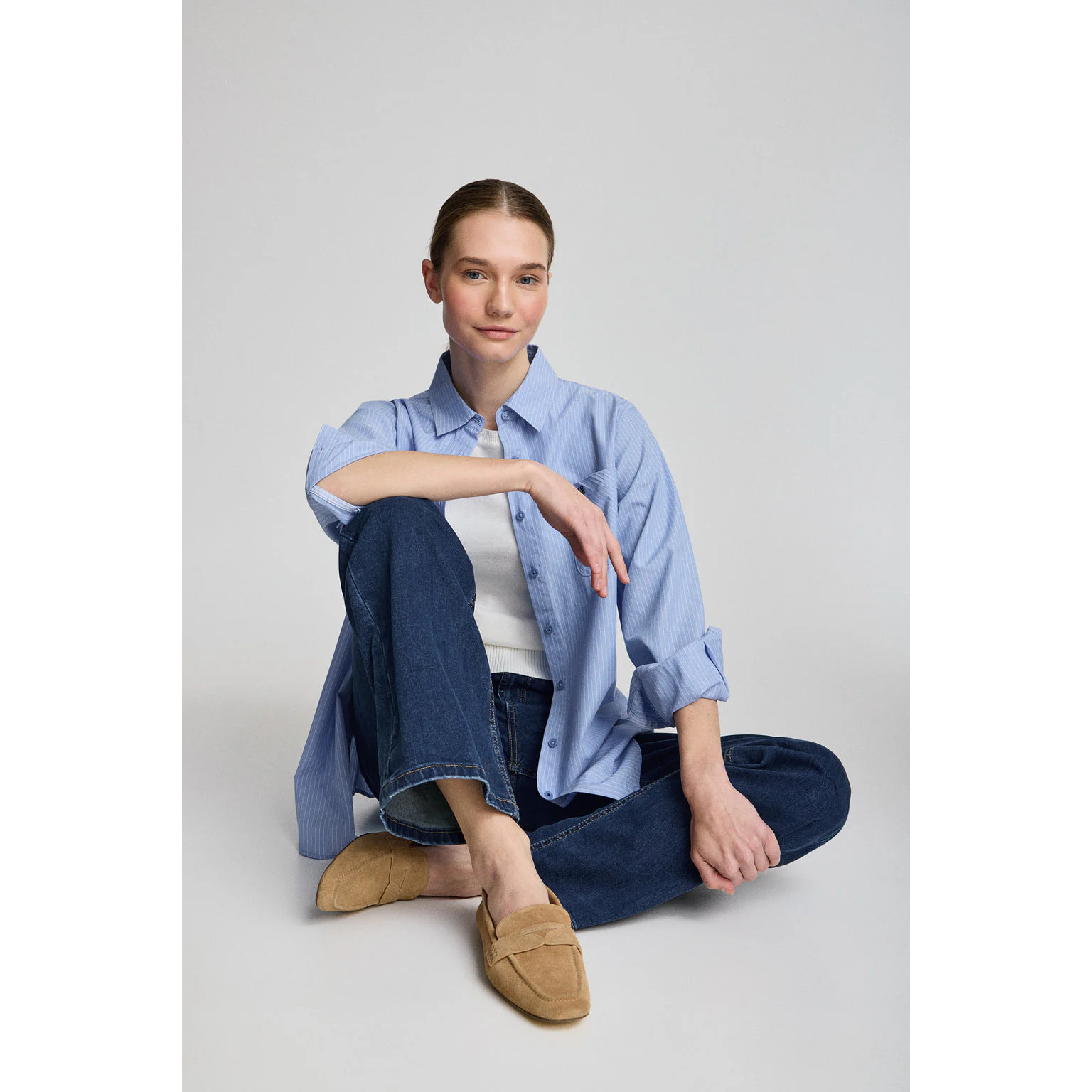 Mocassini Antonella in pelle scamosciata color cammello con particolare metallico