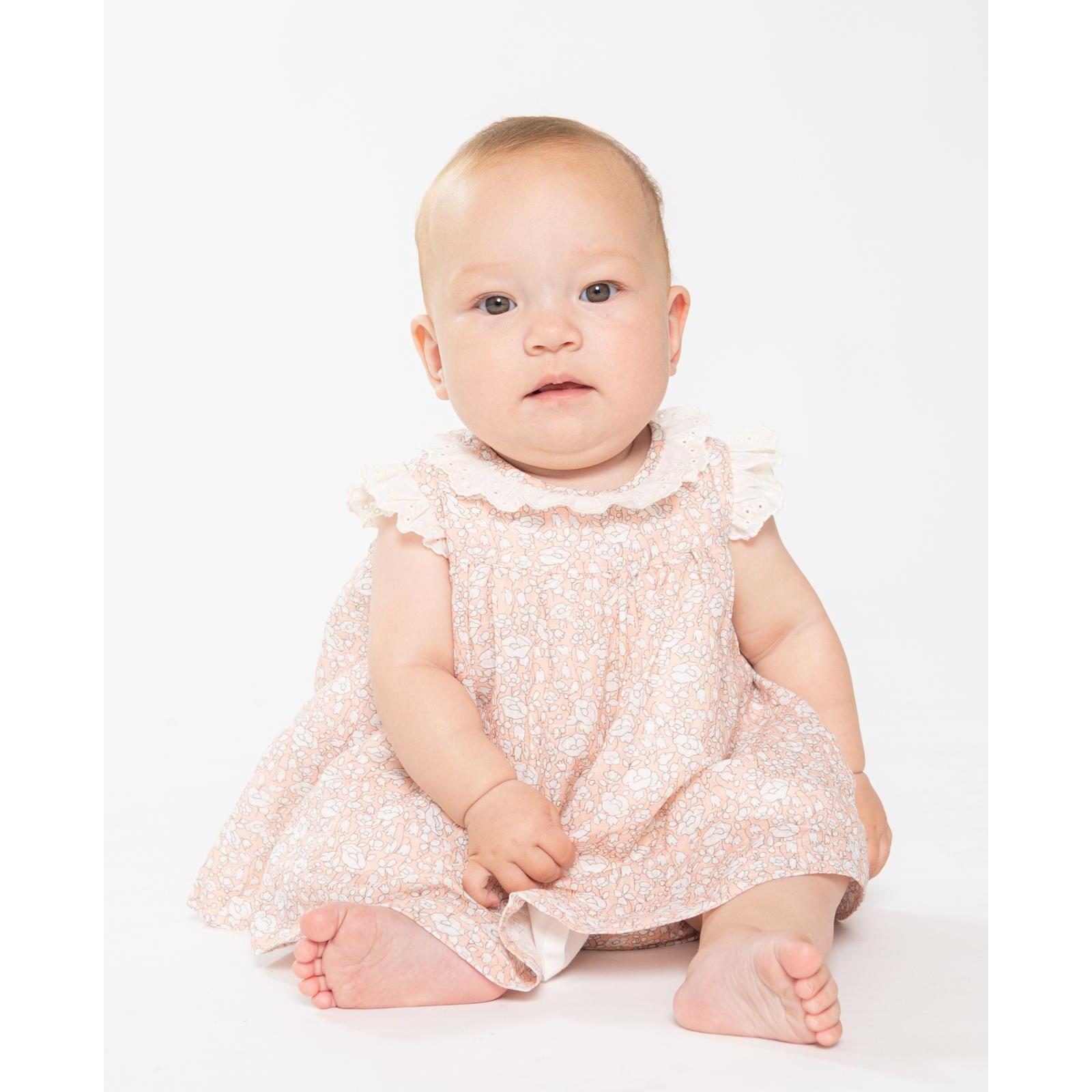 Vestido corto estampado flores rosas, tira bordada en el cuello y las sisas