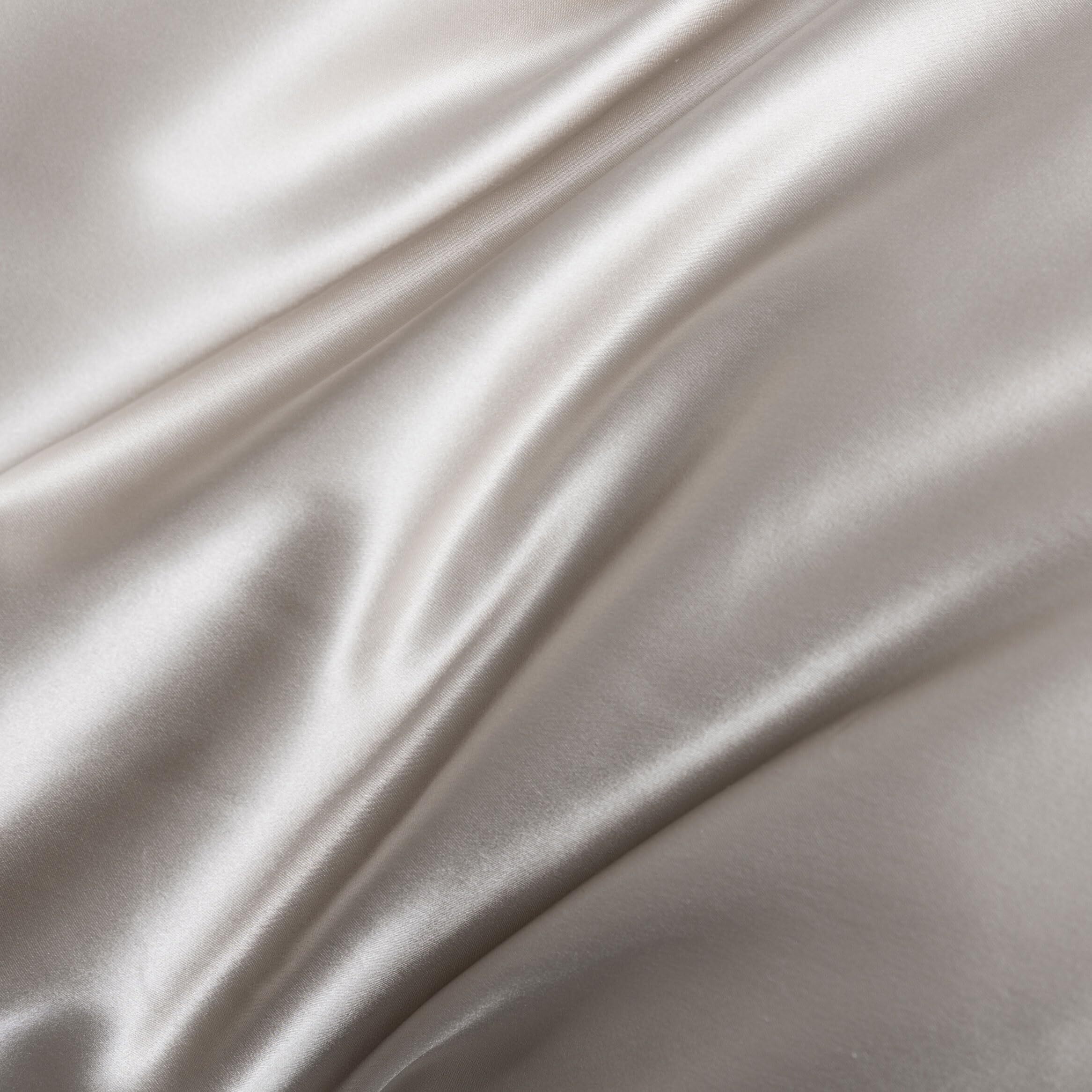 Coppia federe in seta 50x80 cm con zip e volani, fronte in seta morbida e lucente, retro in tencel traspirante, effetto anticrespo e delicata su pelle e capelli, eleganti e confortevoli, ideali per ogni stagione