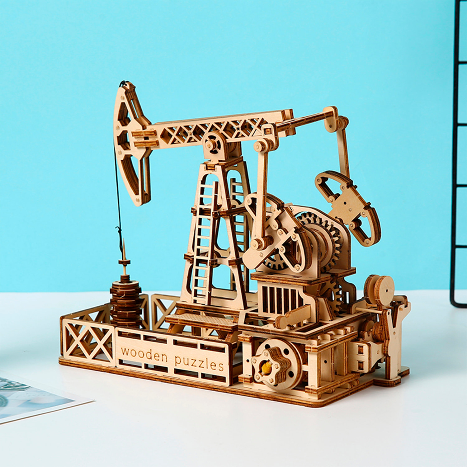 Maqueta de Madera 3D, diseño de Pozo petrolífero con movimiento mecánico. 186 piezas.