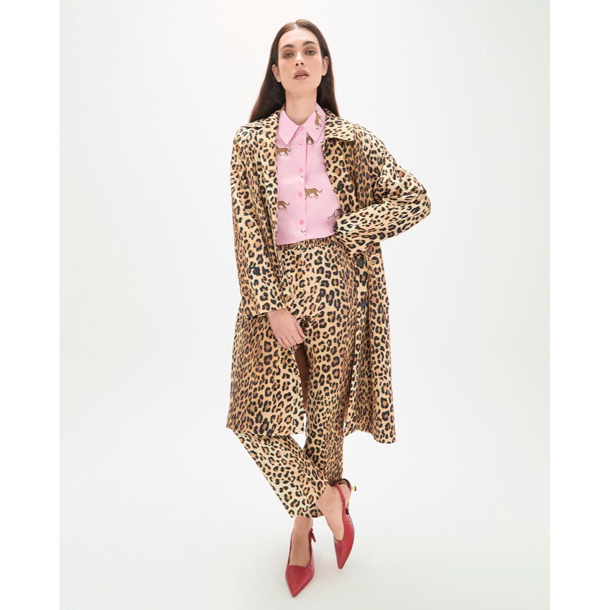 Pantaloni svasati corti con stampa animalier