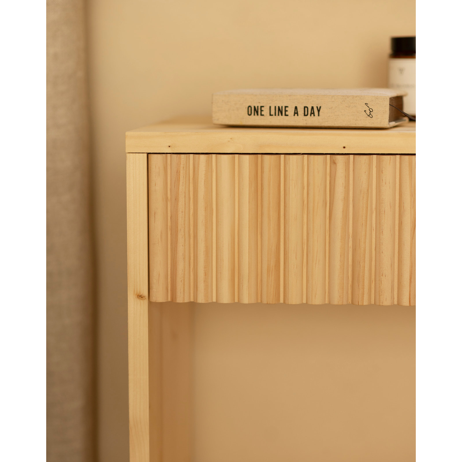 Pack de 2 mesitas de noche de madera maciza con un cajón en tono natural de varias medidas