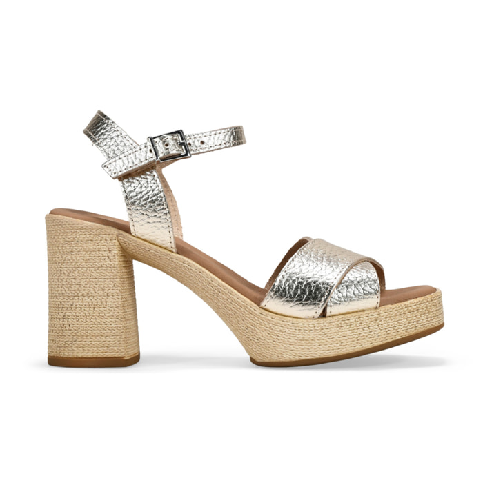 Sandalias doradas en piel con tacón efecto rafia