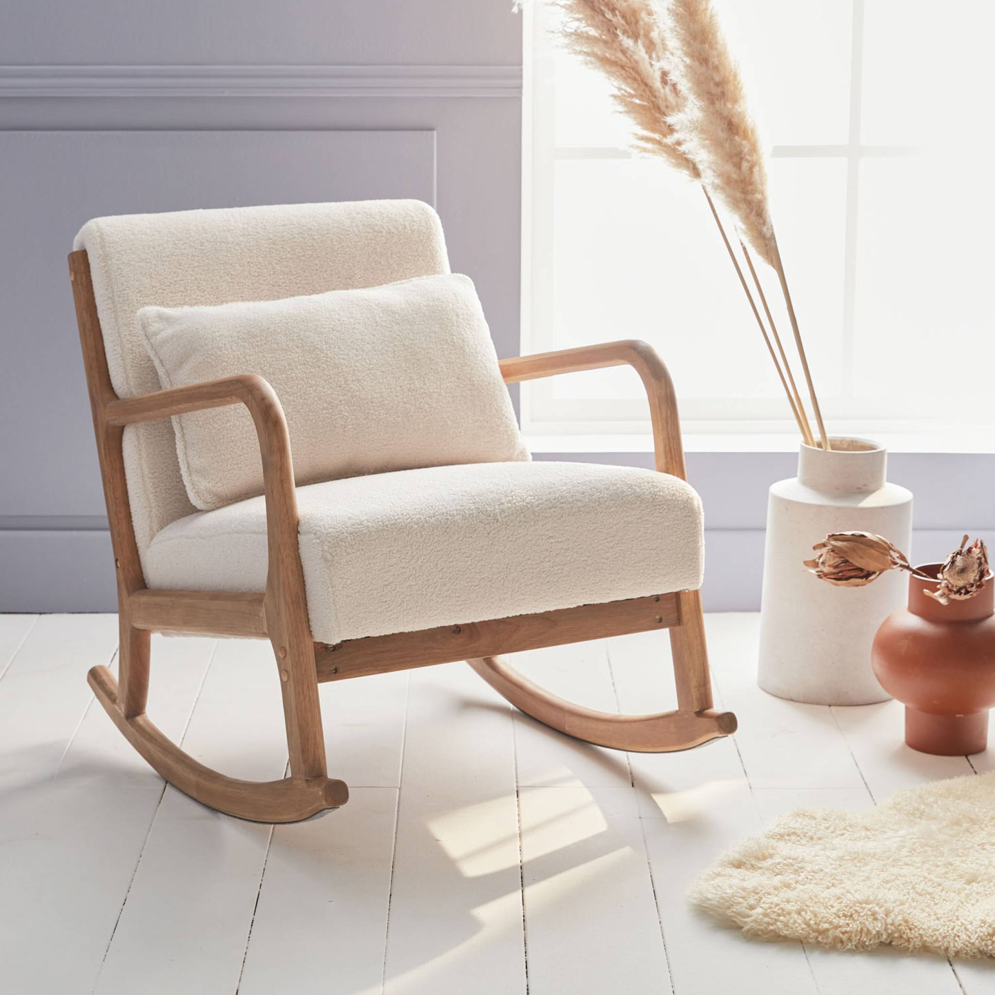 Fauteuil à bascule design en bois et tissu. bouclettes blanches. 1 place. rocking chair scandinave