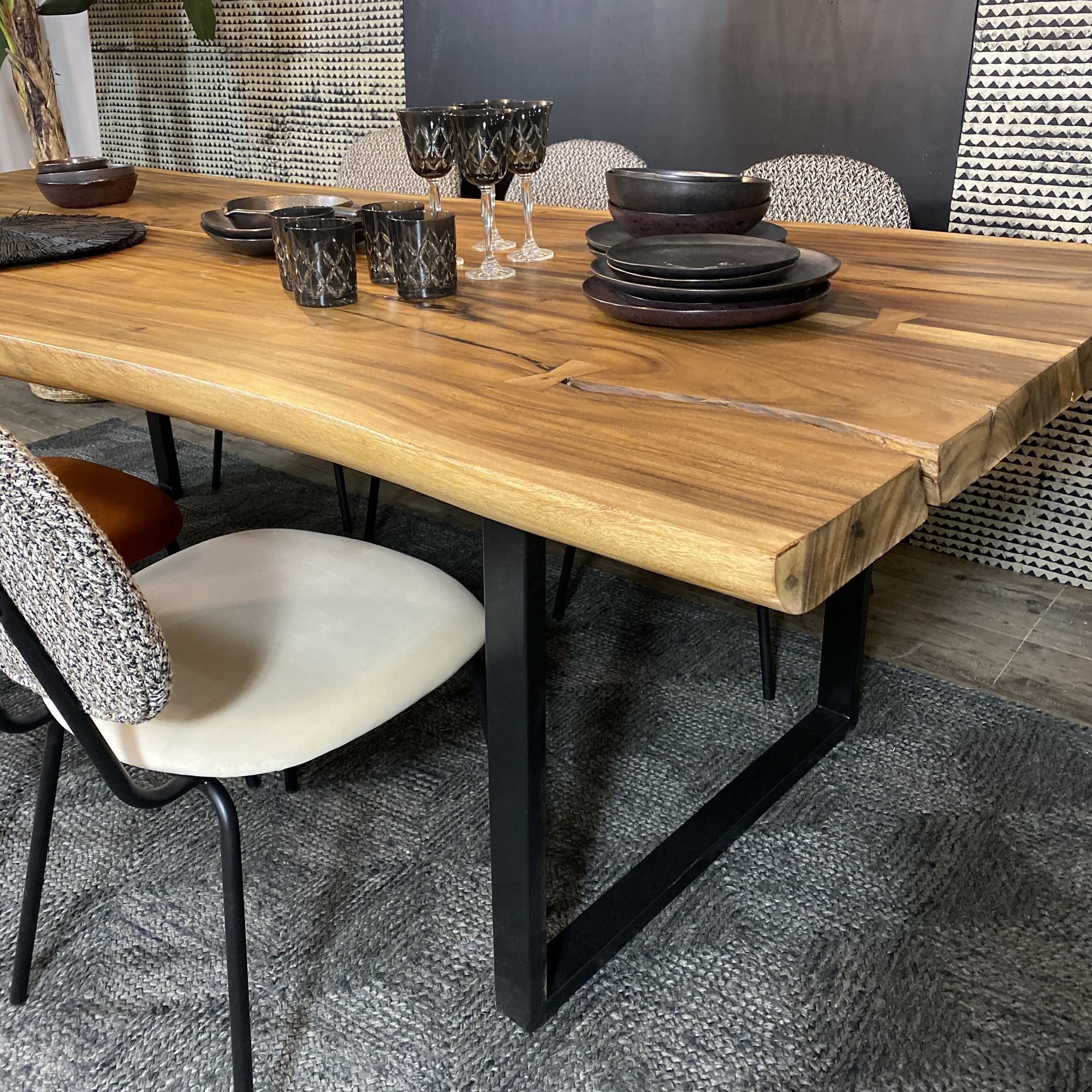 Table en bois d'acacia et pieds en métal noir 250cm CALAO