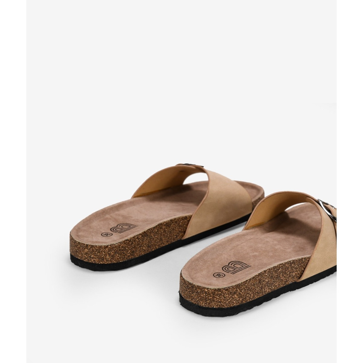 Sandalias planas beige con hebilla