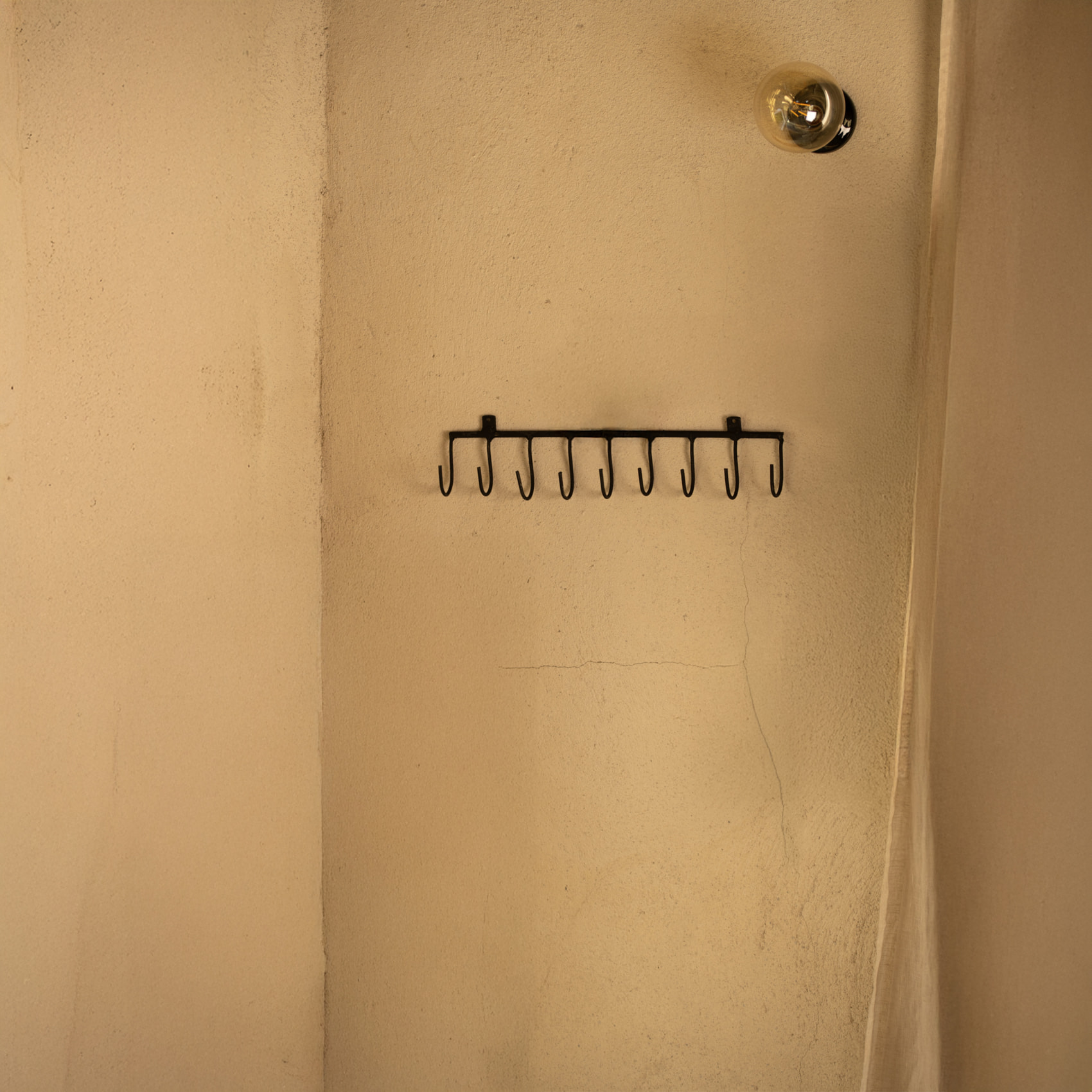 Portant avec patères en métal brut - Noir