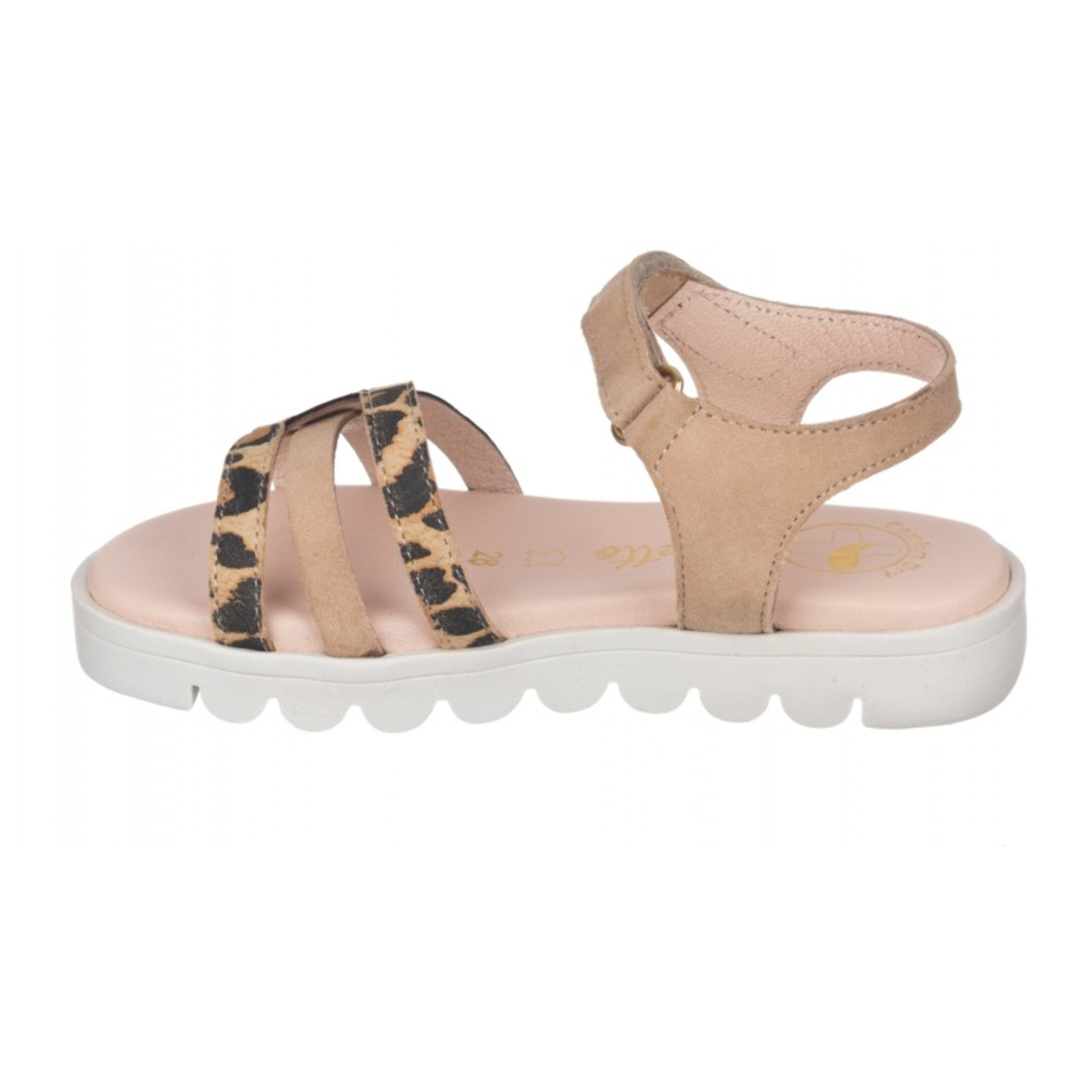 Sandalia toda en piel con suela hiper flexible.