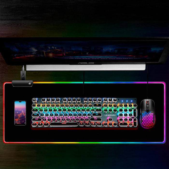 Alfombrilla gaming XXL con iluminación RGB, superficie antideslizante y conexión USB, ideal para teclado y ratón.
